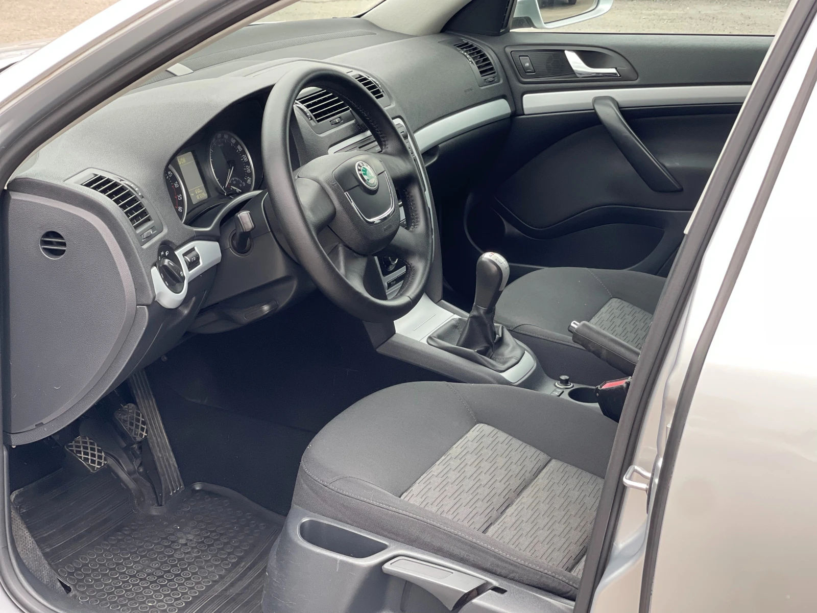 Škoda Octavia 1.6 TDI (Grey) — 10