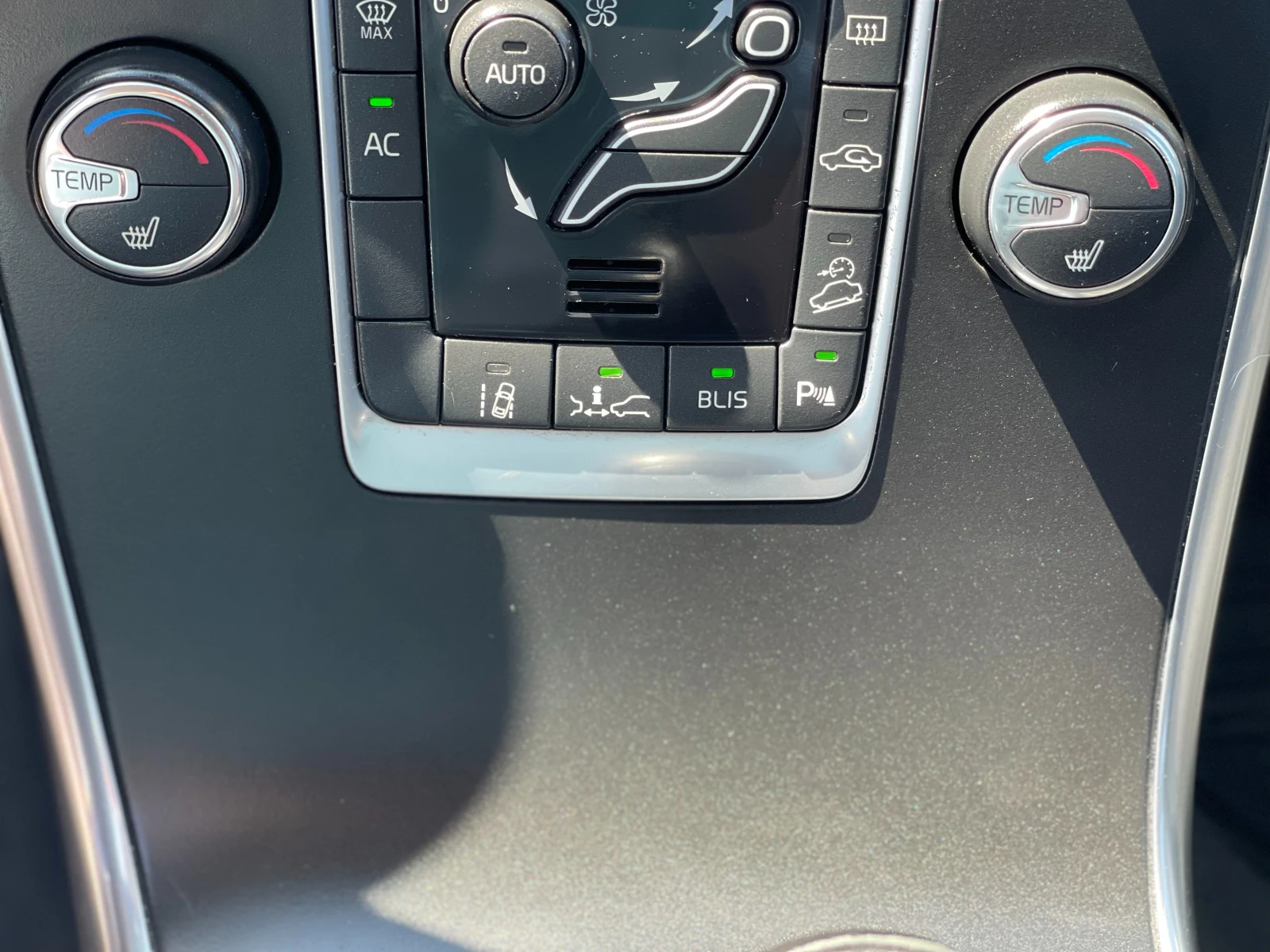 Volvo XC60 D4 AWD — 12
